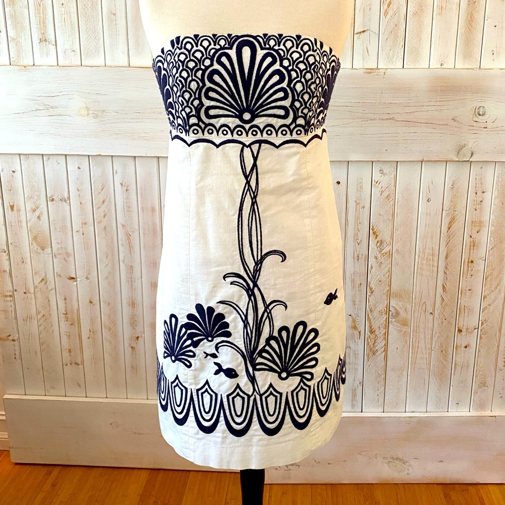 Lilly Pulitzer white, strapless dress with navy blue embroidery.EUC, size 6